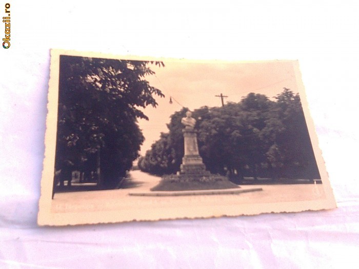 C.P.Targoviste - Bulevardul Carol I cu statuia lui Heliade Radulescu foto mare