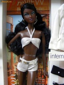 Milan Barbie 2006 - cu doua seturi de haine super hot! foto